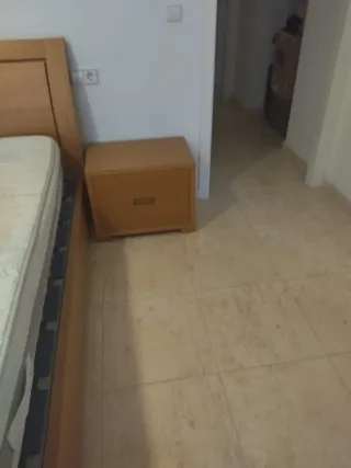 Cama doble con cabecero de madera