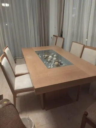 Mesa de comedor de madera con centro de cristal