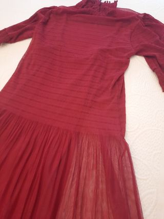 Vestido rojo de tul con cuello alto