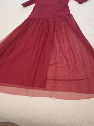 Vestido rojo de tul con cuello alto