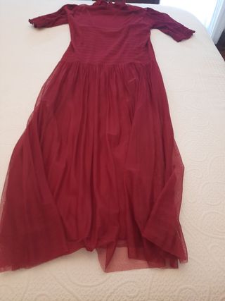 Vestido rojo de tul con cuello alto