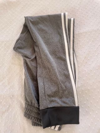 Pantalón Adidas gris