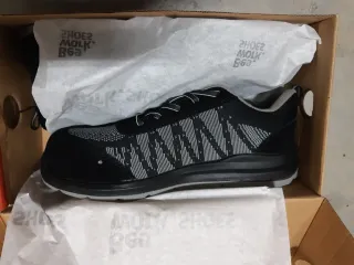 Zapatos de seguridad negros y grises