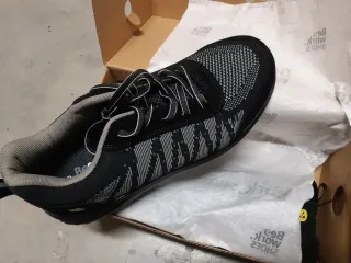 Zapatos de seguridad negros y grises