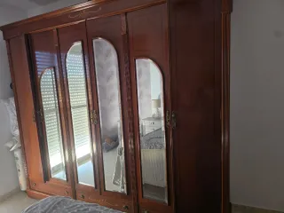 Armario de madera con puertas de espejo