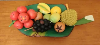 Frutero de madera con Frutas Variadas