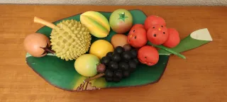 Frutero de madera con Frutas Variadas