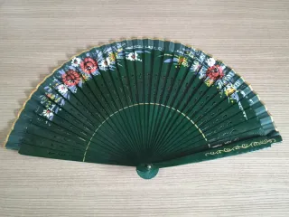 Abanico de madera pintado a mano