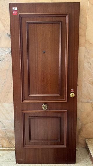 Puerta de entrada de madera