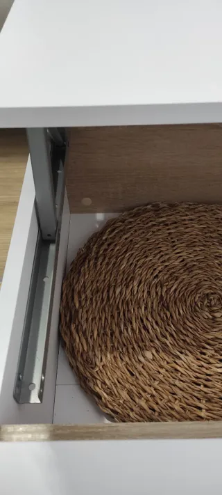 Mesa baja elevable blanca y madera