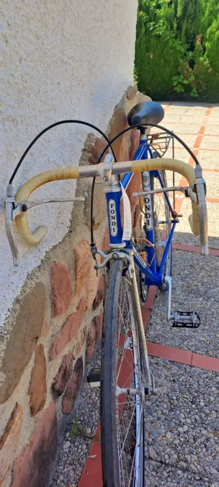 Bicicleta de carretera azul marca Fondi
