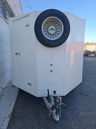 Remolque cerrado fibra blanco