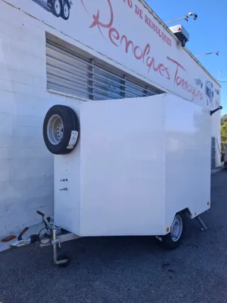 Remolque cerrado fibra blanco