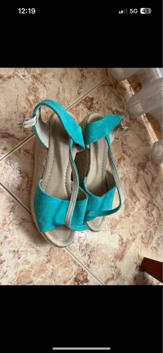 Tacón de cuña color turquesa