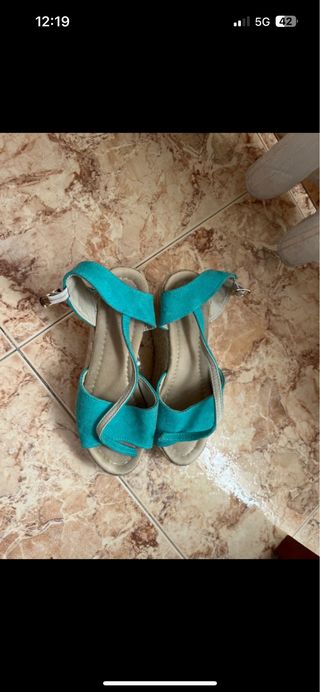 Tacón de cuña color turquesa