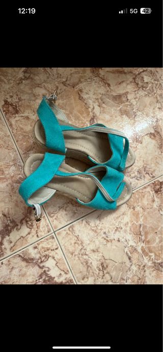 Tacón de cuña color turquesa