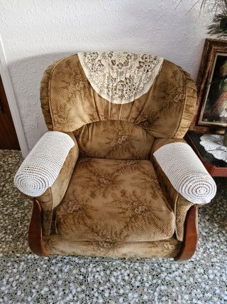 Dos sillones de tela y madera