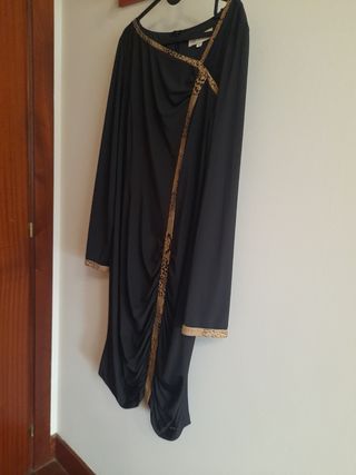 Vestido negro con detalles dorados