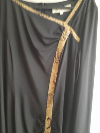 Vestido negro con detalles dorados