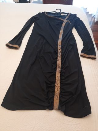 Vestido negro con detalles dorados