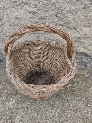 Cesta de mimbre artesanal con asa