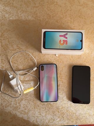 Huawei Y5 2019 con scatola, caricatore e custodia