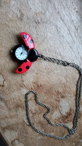Reloj de cadena con diseño de mariquita
