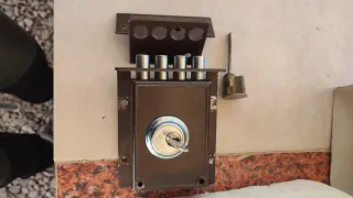 Cerradura de seguridad marrón