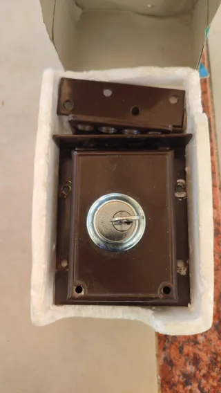 Cerradura de seguridad marrón