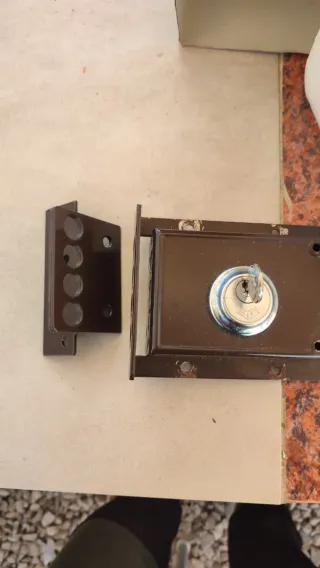 Cerradura de seguridad marrón