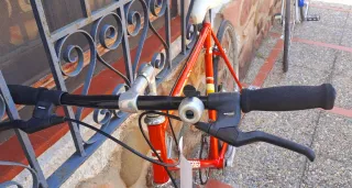 Bicicleta de carretera roja