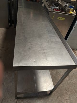 Mesa de acero inoxidable con estantes