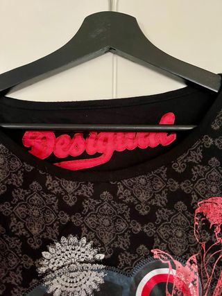 Camiseta Desigual Negra Estampada