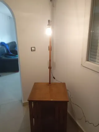 Mesita auxiliar antigua con luz