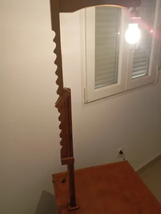 Mesita auxiliar antigua con luz