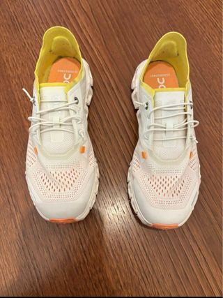 Tênis On Cloud Branco e Amarelo