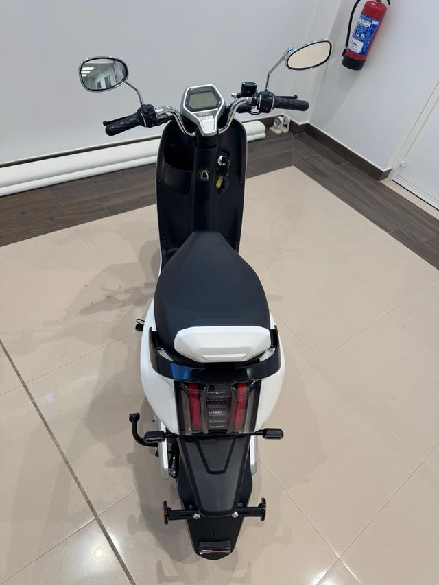 Scooter Eléctrico Blanco  Utrera City