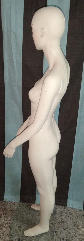 Maniquí Femenino con Peluca y Base