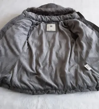 Abrigo niña gris con capucha