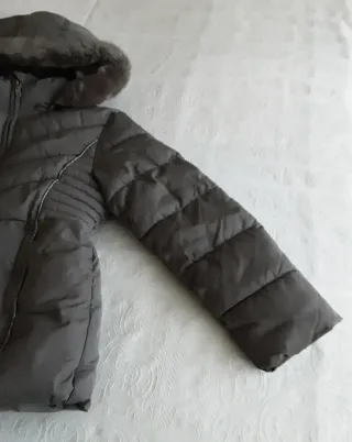 Abrigo niña gris con capucha