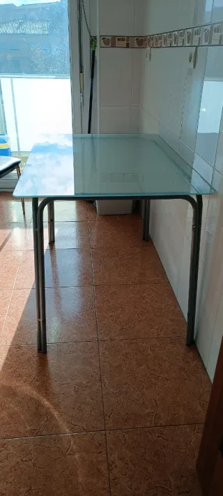 Mesa de cristal y metal