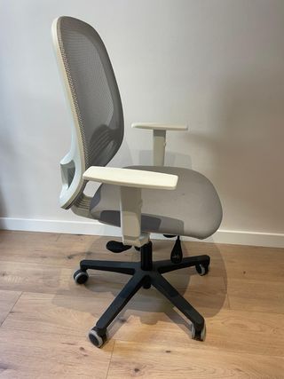 Silla de oficina gris y blanca