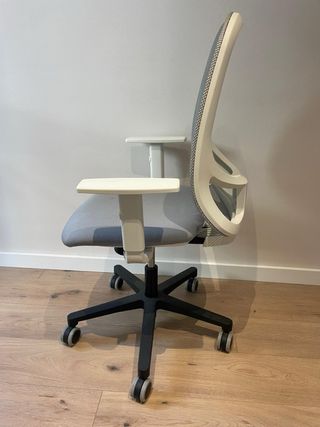 Silla de oficina gris y blanca