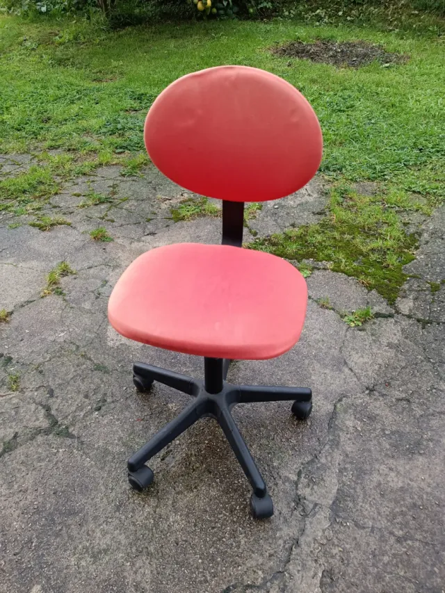 Cadeira de escritório com rodas. Cadeira de computador