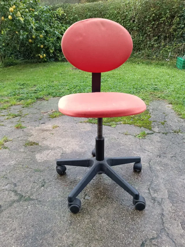 Cadeira de escritório com rodas. Cadeira de computador