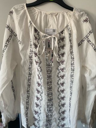 Blusa bordada blanca y morada talla 42