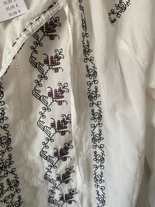 Blusa bordada blanca y morada talla 42