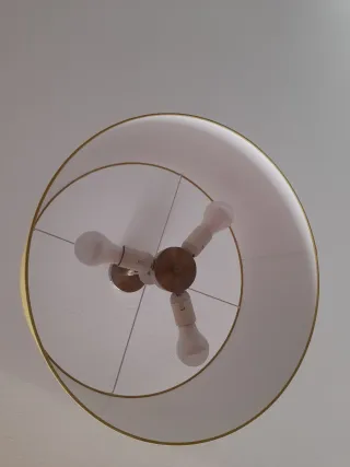 Lámpara de techo verde y plateada de Leroy Merlín.