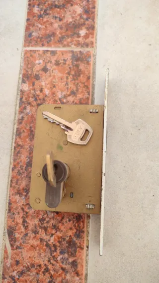 Cerradura de embutir con llave