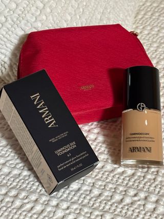 Base Armani Luminous Silk + Neceser Rojo
